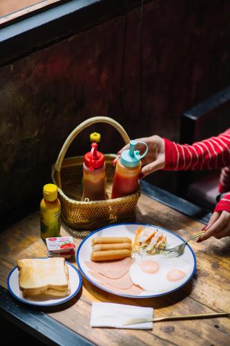 einen Tisch mit einem Teller mit Lebensmitteln und einem Korb mit Lebensmitteln in der Unterkunft Fan Sea Resort Kohlarn in Ko Larn