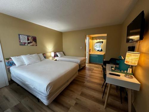 Postel nebo postele na pokoji v ubytování Atomic Motel