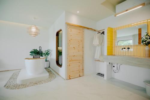 ein Badezimmer mit Toilette und Waschbecken in der Unterkunft Fan Sea Resort Kohlarn in Ko Larn