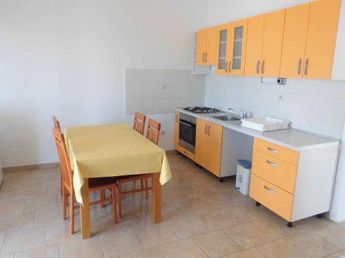 Η κουζίνα ή μικρή κουζίνα στο Apartments Mara Mandre