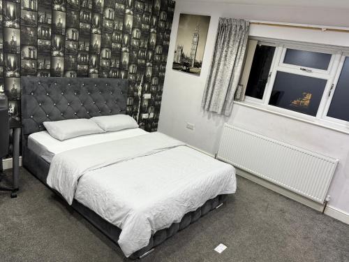 ein Schlafzimmer mit einem Bett und einem Fenster in der Unterkunft Mizz place in Manchester