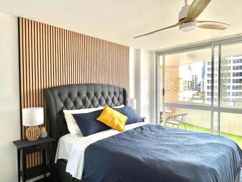 En eller flere senge i et værelse på Surfers Beachfront Family Retreat