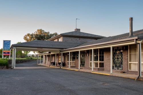 an empty street in front of a building at Tumut Valley Motel Pet Friendly in Tumut