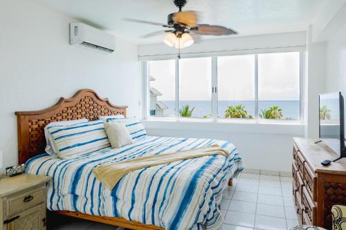 a bedroom with a bed with a view of the ocean at Casa Lily in Mazatlán