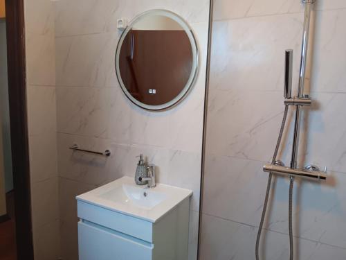 a bathroom with a sink and a mirror at Villa Familia Dehoux in Camacha