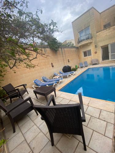 Bazén v ubytování Gozo Sea and Country view Rooms nebo v jeho okolí