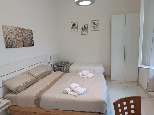 una camera da letto con due letti con asciugamani sopra di B&B Dream Inn a Pisa