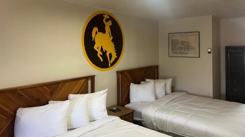 Postel nebo postele na pokoji v ubytování Virginian Hotel