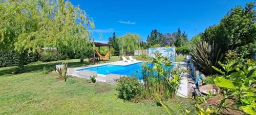a backyard with a swimming pool in a yard at Complejo Arenas in Pehuén-Có