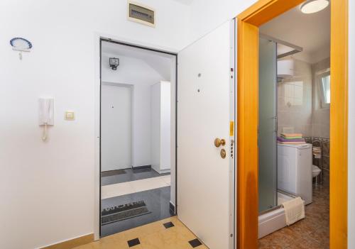 Kúpeľňa v ubytovaní Apartments by the sea Njivice, Krk - 5295