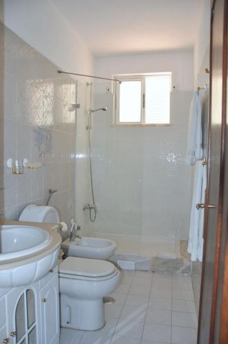 Stylish well-equipped, private pool, close to amenities, free AC Wifi