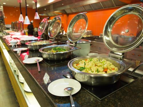 une cuisine avec de nombreux bols de nourriture sur un comptoir dans l'établissement The Greenery Resort Khao Yai, à Mu Si