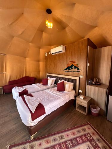 ein Schlafzimmer mit zwei Betten in einem Zimmer mit einer Decke in der Unterkunft Gem wadi rum camp in Wadi Rum