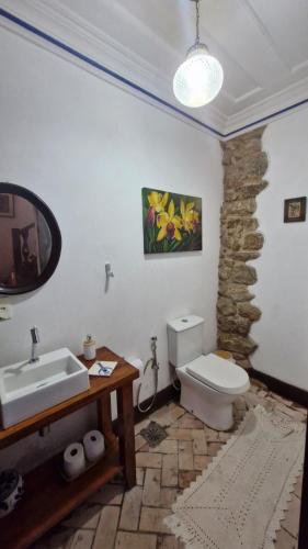 a bathroom with a sink and a toilet at Casa Verde no Centro Histórico in Paraty