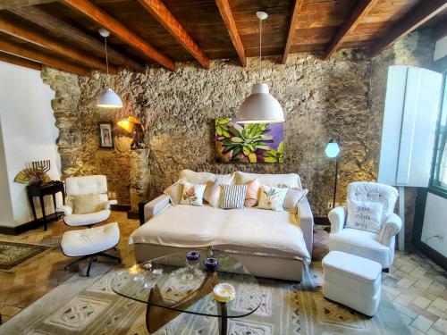 a living room with a couch and two chairs at Casa Verde no Centro Histórico in Paraty