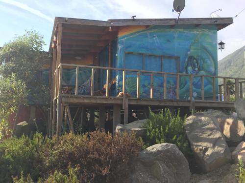 a house with a painting on the side of it at Casa de Colores de Totoralillo in Totoralillo