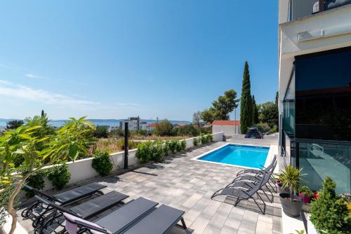 Apartments with swimming pool Okrug Gornji, Ciovo - 23649