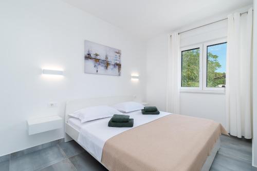 Apartments with swimming pool Okrug Gornji, Ciovo - 23649