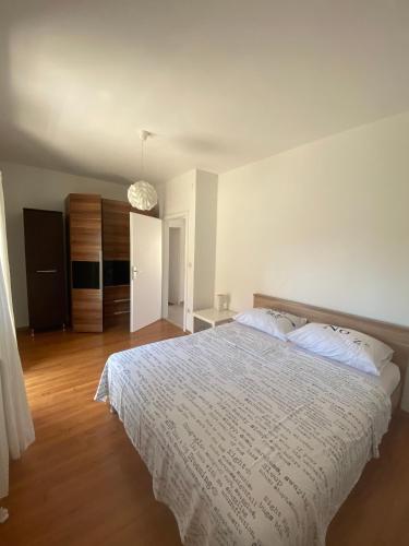 Apartments by the sea Brodarica, Sibenik - 23656
