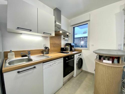 une cuisine avec un évier et un lave-vaisselle dans l'établissement Surcouf in Saint-Malo, à Saint-Malo