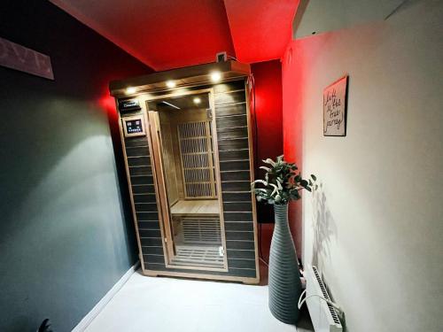Un pasillo con un jarrón con una planta. en Stavanger Bnb - billiard Sauna, en Stavanger