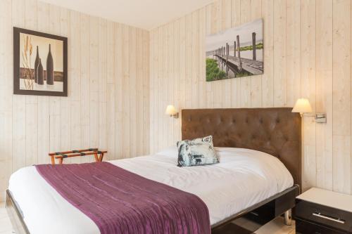 Säng eller sängar i ett rum på Logis Hôtel L'Oliveraie