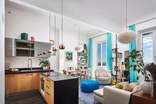 une cuisine et un salon avec un canapé et une table dans l'établissement Riviera Palace Panoramic Sea View 2 Bed Belle Epoch Montecarlo, à Beausoleil