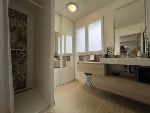 ein Badezimmer mit Waschbecken und Spiegel in der Unterkunft Maison rénovée proche mer avec terrasse, parking privé et wifi à Barbâtre - FR-1-426-440 in Barbâtre