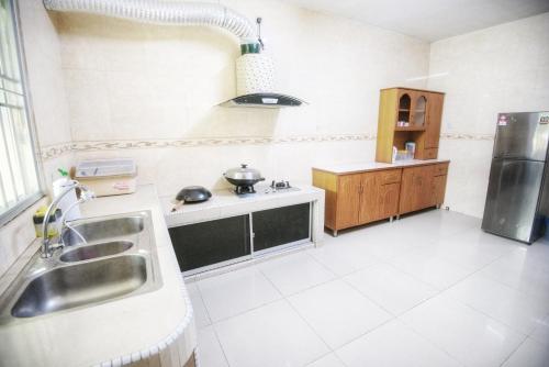 Kuchyň nebo kuchyňský kout v ubytování Homestay Miri Four Bedroom 17pax