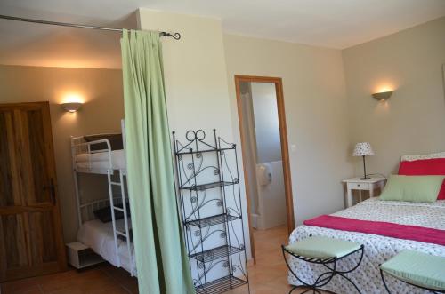 Ένα ή περισσότερα κρεβάτια σε δωμάτιο στο Villa des Cammaous