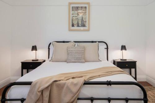 מיטה או מיטות בחדר ב-'Sunfields' Garden Hideaway between Beaches and CBD