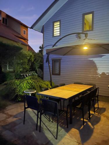 a table and chairs sitting on a patio at Casa Pingueral estufa - piscina - cercano a playa in Dichato