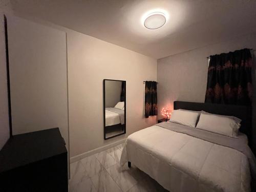 Katil atau katil-katil dalam bilik di 3 bedrooms in 2nd floor Modern Brooklyn home, Close to J train