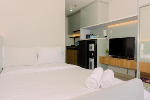 Ένα ή περισσότερα κρεβάτια σε δωμάτιο στο Good Deal and Simply Look Studio Room at Transpark Bintaro Apartment By Travelio