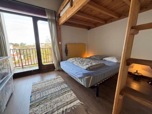 - une chambre avec des lits superposés et un balcon dans l'établissement Duplex T3 lumineux avec terrasse, parking, à 5 min du centre - FR-1-239-1092, à Saint-Jean-de-Luz