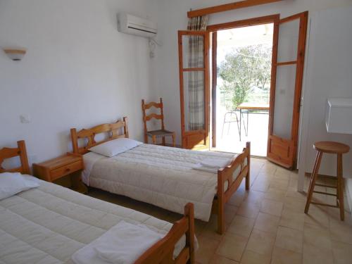A bed or beds in a room at Apartments Elli - Nikos