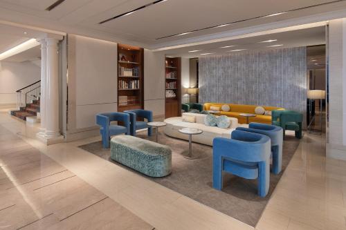 a living room with a couch and chairs at Hotel Royal-Nikko Taipei in Taipei