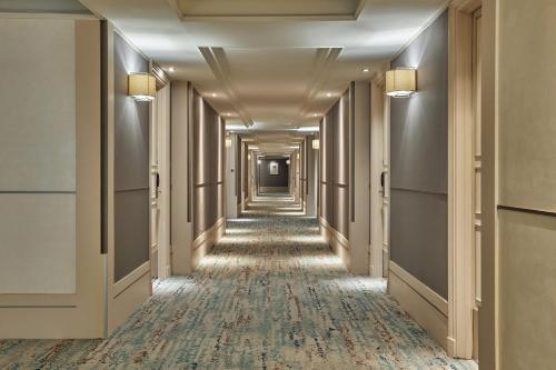 a corridor of a hotel with a long hallway at Hotel Royal-Nikko Taipei in Taipei