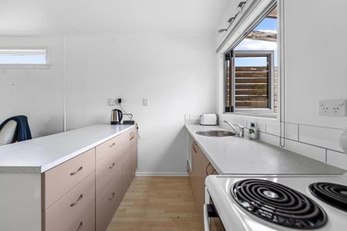 Kuchyň nebo kuchyňský kout v ubytování The Blue Cottage - Waihi Beach Holiday Home