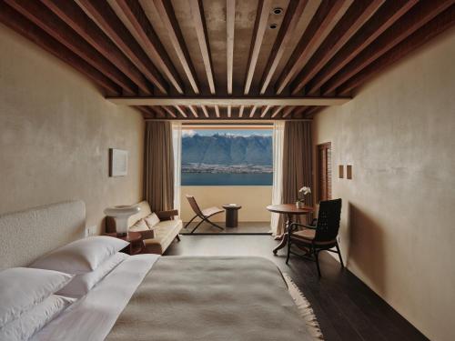 a bedroom with a bed and a view of the ocean at 大理空岛半山海景民宿 in Dali