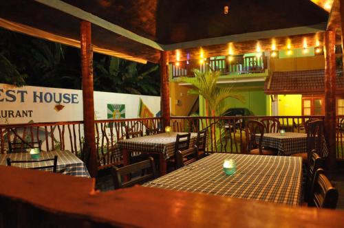 Un restaurante u otro lugar para comer en Damith Guest House