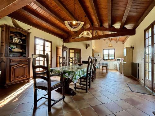 une cuisine et une salle à manger avec une table et des chaises dans l'établissement Grande maison à 2 pas de la plage, 3 ch, jardin, BBQ, parking – Saint-Pierre-d'Oléron - FR-1-246A-233, à Saint-Pierre-dʼOléron