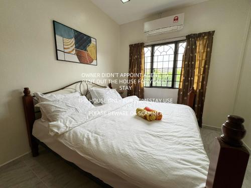 a bedroom with a bed with white sheets and a window at 8 pax Rawang Landed Cozy Homestay House RP2 in Rawang