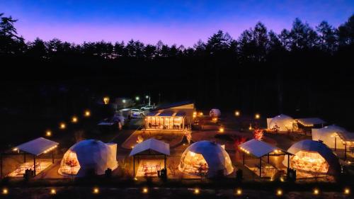 un gruppo di cupole con luci accese di notte di HOSHIFULL DOME FUJI a Fujikawaguchiko