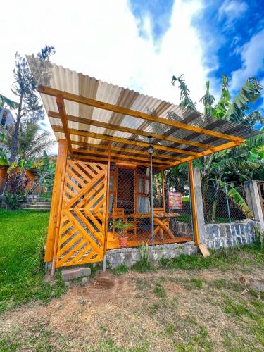 un edificio con estructura de madera y techo en Cabañas del Lago, interior, en San Pedro La Laguna