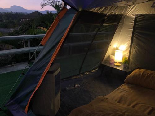 Nespecifikovaný výhled na hory nebo výhled na hory při pohledu z luxury tent