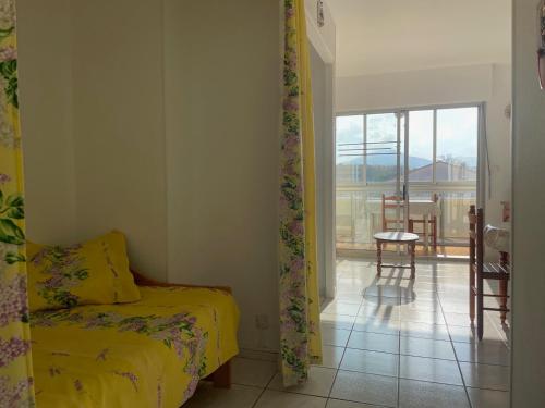 - une chambre avec un lit, une table et un balcon dans l'établissement Studio lumineux 3 pers près plage - Loggia, Parking - FR-1-309-488, à Argelès-sur-Mer