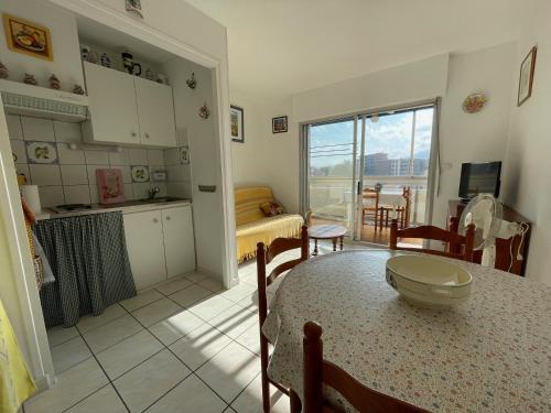 - un salon avec une table et une cuisine avec vue dans l'établissement Studio lumineux 3 pers près plage - Loggia, Parking - FR-1-309-488, à Argelès-sur-Mer