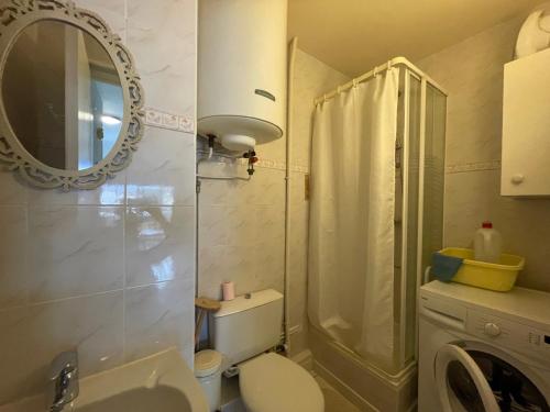 une salle de bain avec toilettes, douche et lavabo dans l'établissement Studio lumineux 3 pers près plage - Loggia, Parking - FR-1-309-488, à Argelès-sur-Mer