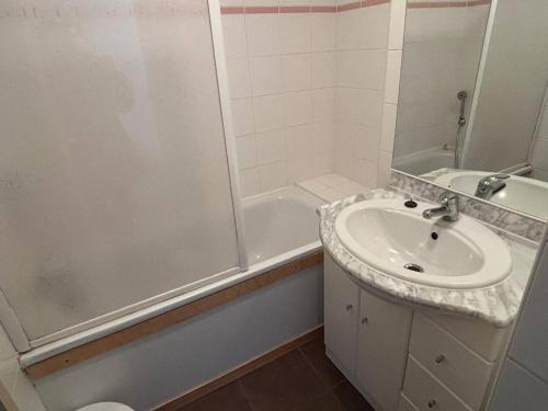 une salle de bain blanche avec un lavabo et une douche dans l'établissement Appartement 3 pièces calme avec parking et balcon, Les Angles - FR-1-593-125, aux Angles
